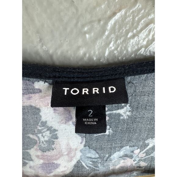 Torrid Floral Sleeveless Top Criss Cross Neck Black Crochet Embellished Size 2 - Picture 4 of 6